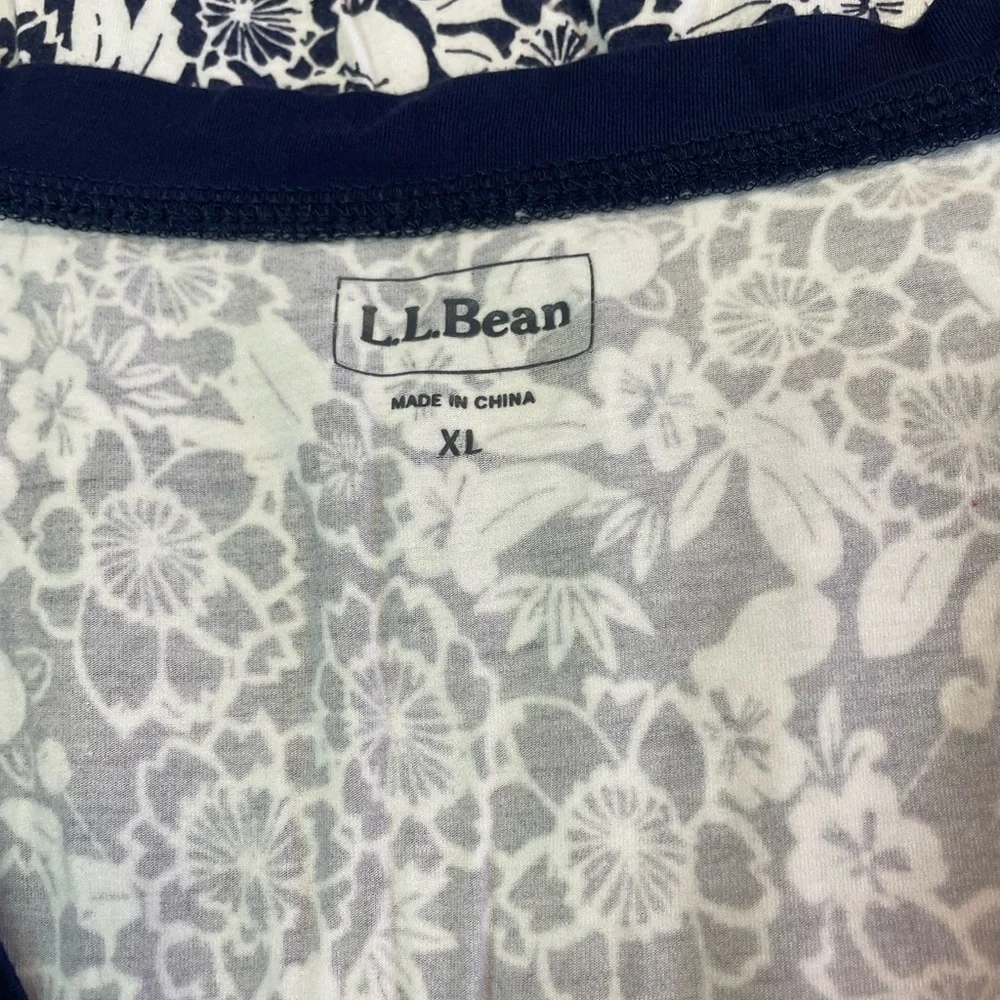 LL BEAN navy and white floral Vneck dress. This hangs beautifully. Size XL